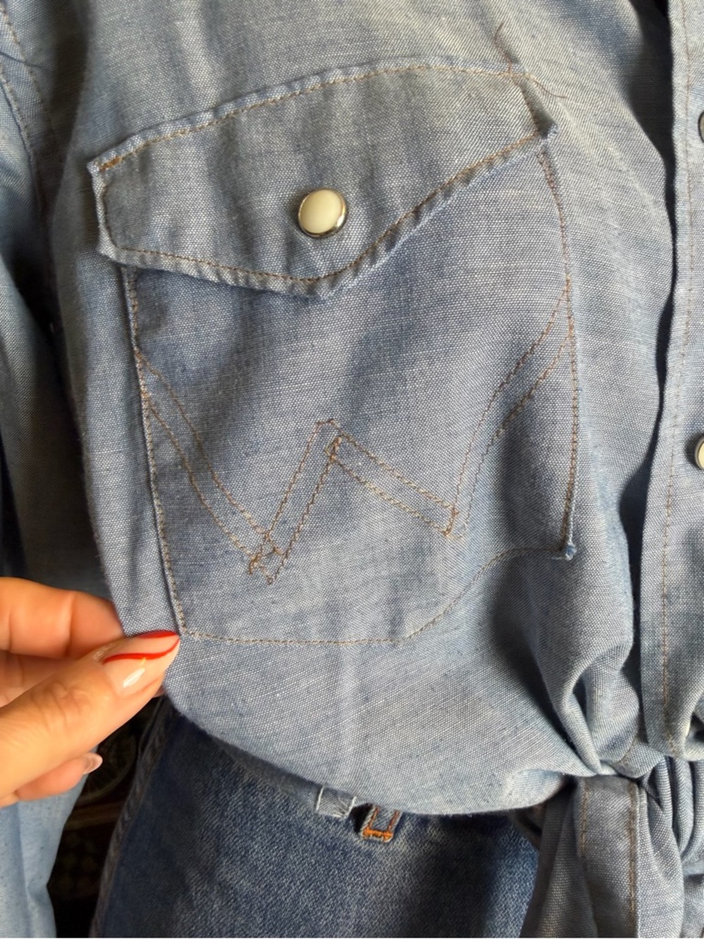 Vintage 1970s Hand Embroidered Chambray Botton Down Shirt Wrangler - Picture 7 of 14
